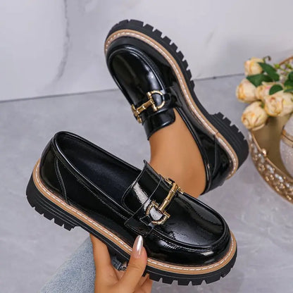 Chaussures femme en cuir vegan noir vernis, talon wedge 6-8 cm, bout rond, semelle antidérapante