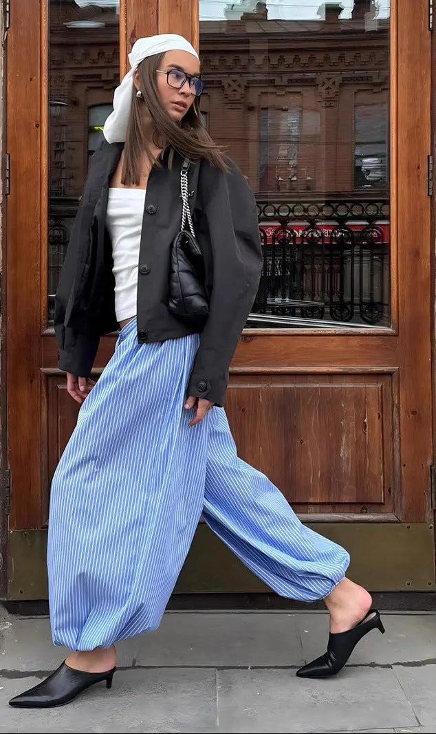 Femme portant un pantalon bouffant bleu à rayures et un top blanc tendance SecretBombe