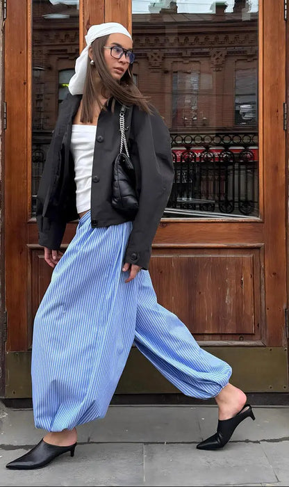 Femme portant un pantalon bouffant bleu à rayures et un top blanc tendance SecretBombe