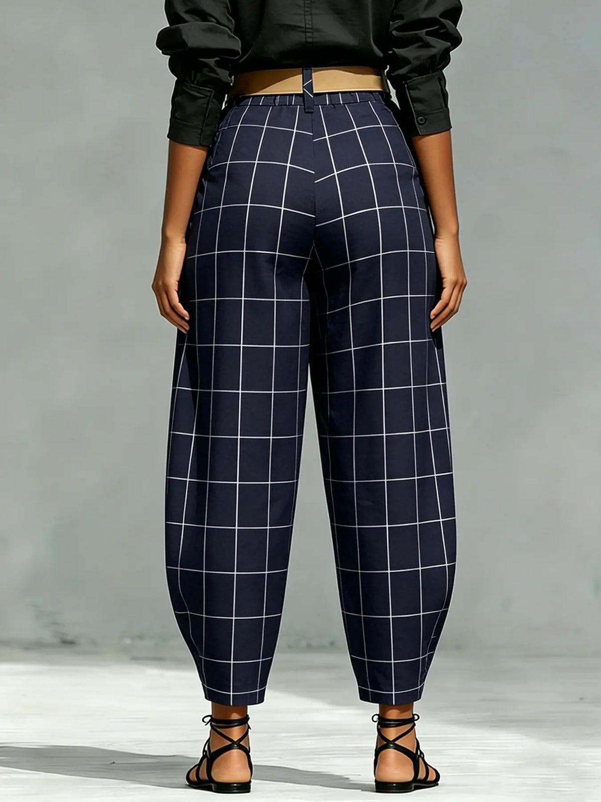 Pantalon carotte femme bleu marine à carreaux au style tendance SecretBombe