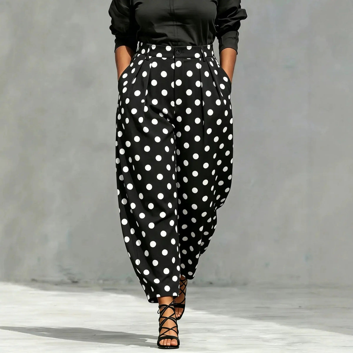 Pantalon carotte femme noir à pois blancs au look chic SecretBombe