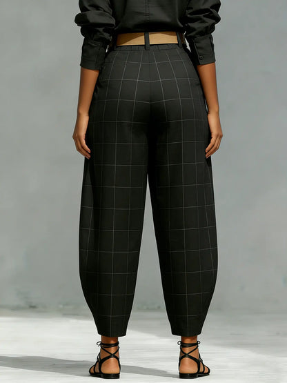 Vue dos du pantalon carotte femme noir à carreaux SecretBombe
