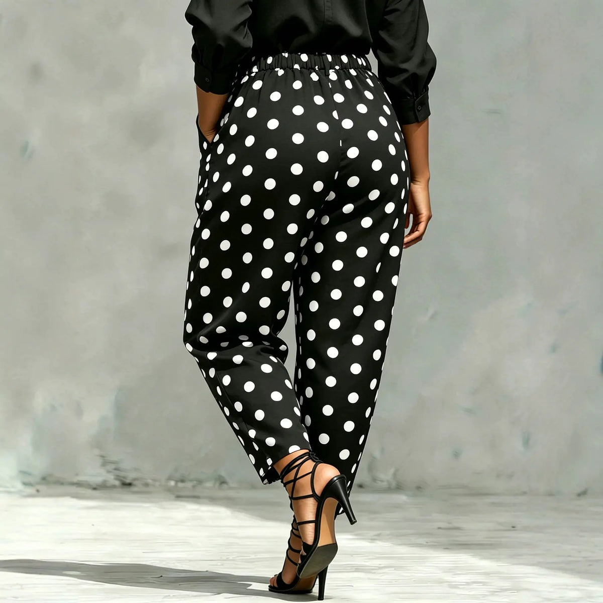 Pantalon femme noir à pois blancs et coupe carotte SecretBombe