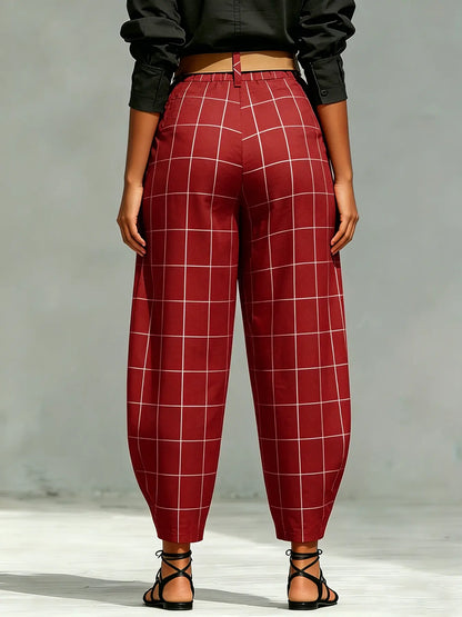 Vue dos du pantalon carotte femme rouge à carreaux SecretBombe