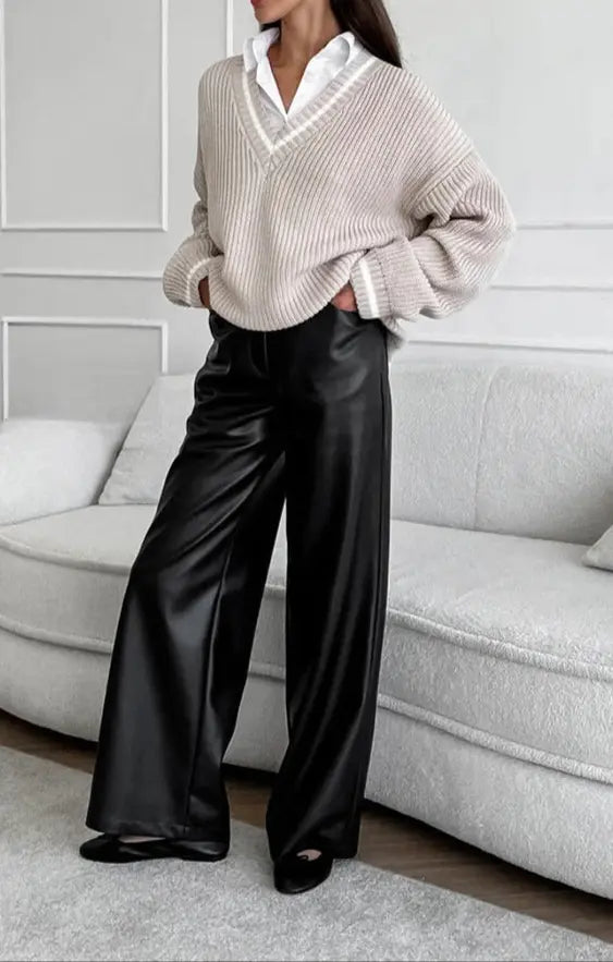 Pantalon femme noir effet cuir à jambes larges, porté avec un pull beige pour un style tendance SecretBombe.