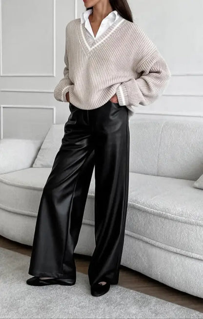 Pantalon femme noir effet cuir à jambes larges, porté avec un pull beige pour un style tendance SecretBombe.