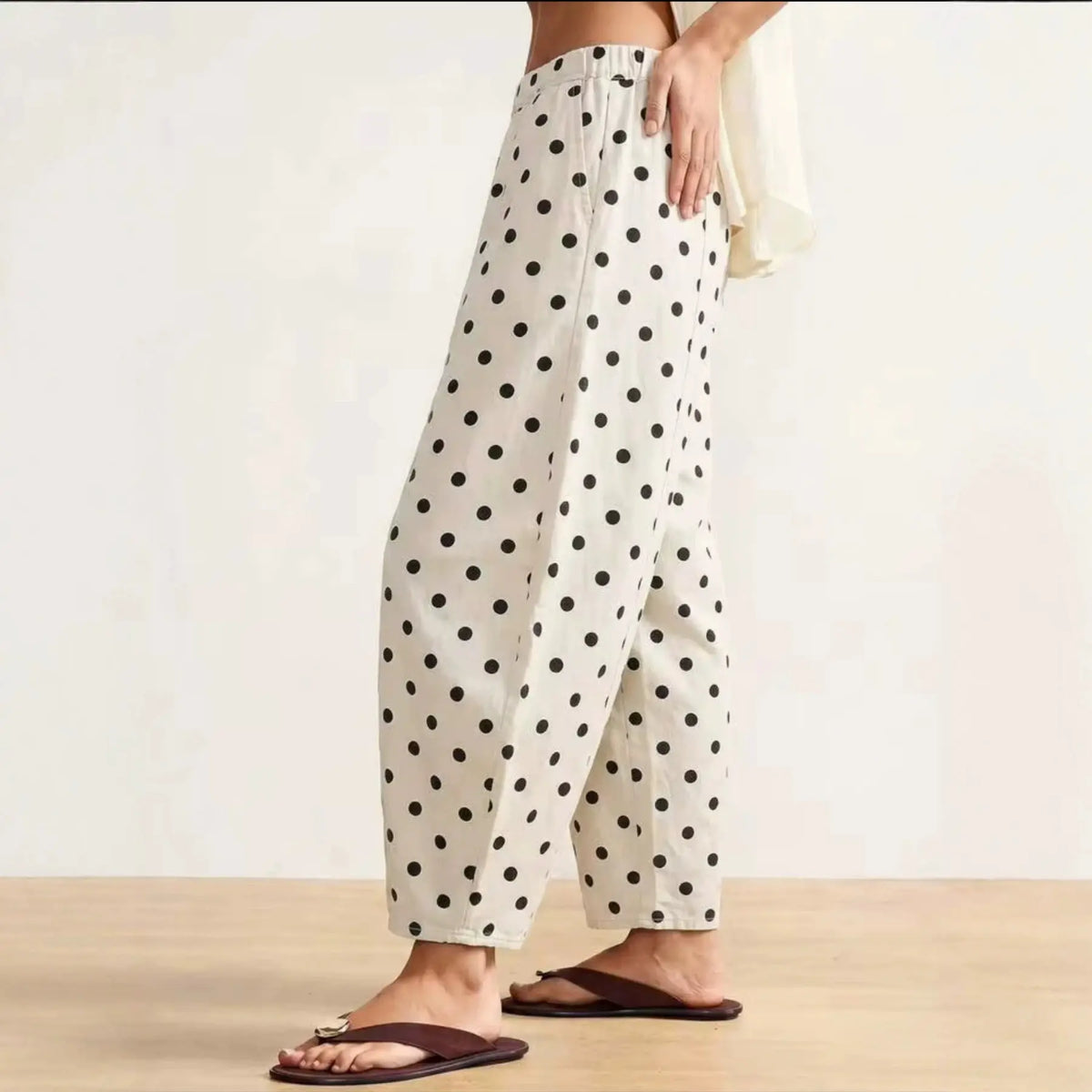 Vue de profil du pantalon femme blanc à pois noirs SecretBombe