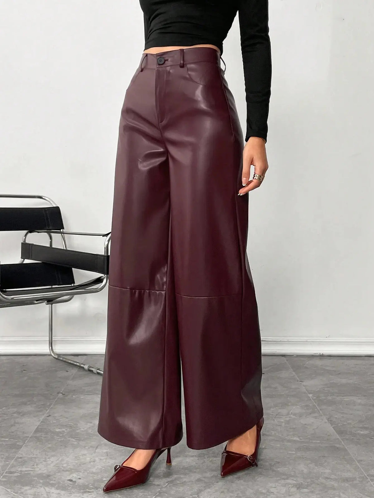 Pantalon en cuir végan femme bordeaux à coupe ample SecretBombe