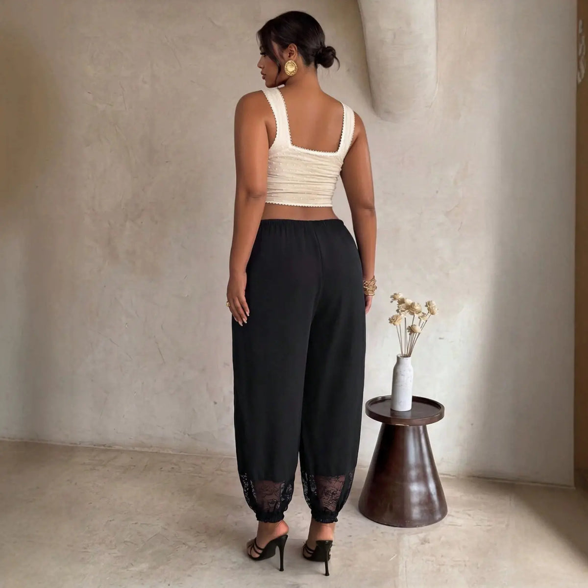 Pantalon carotte noir femme avec dentelle aux chevilles SecretBombe