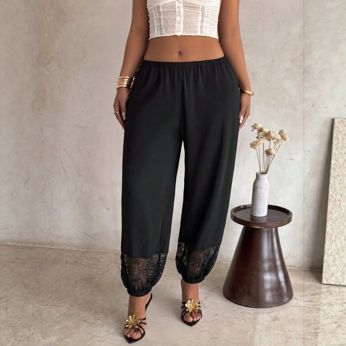 Pantalon carotte femme noir au look chic SecretBombe