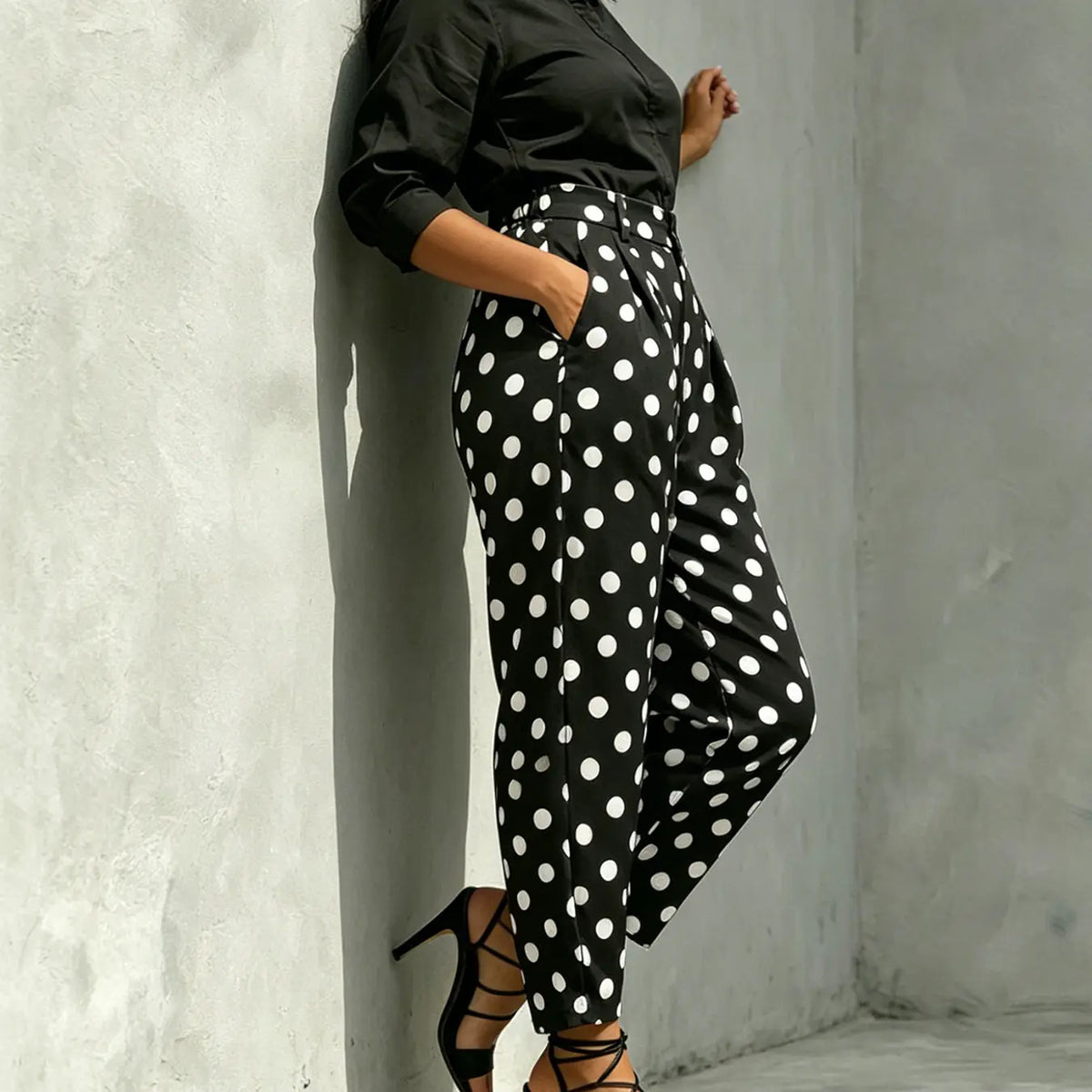 Pantalon carotte noir à pois blancs au style tendance SecretBombe