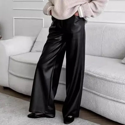 Pantalon large noir effet cuir avec pull en maille beige et chemise blanche, look chic par SecretBombe.