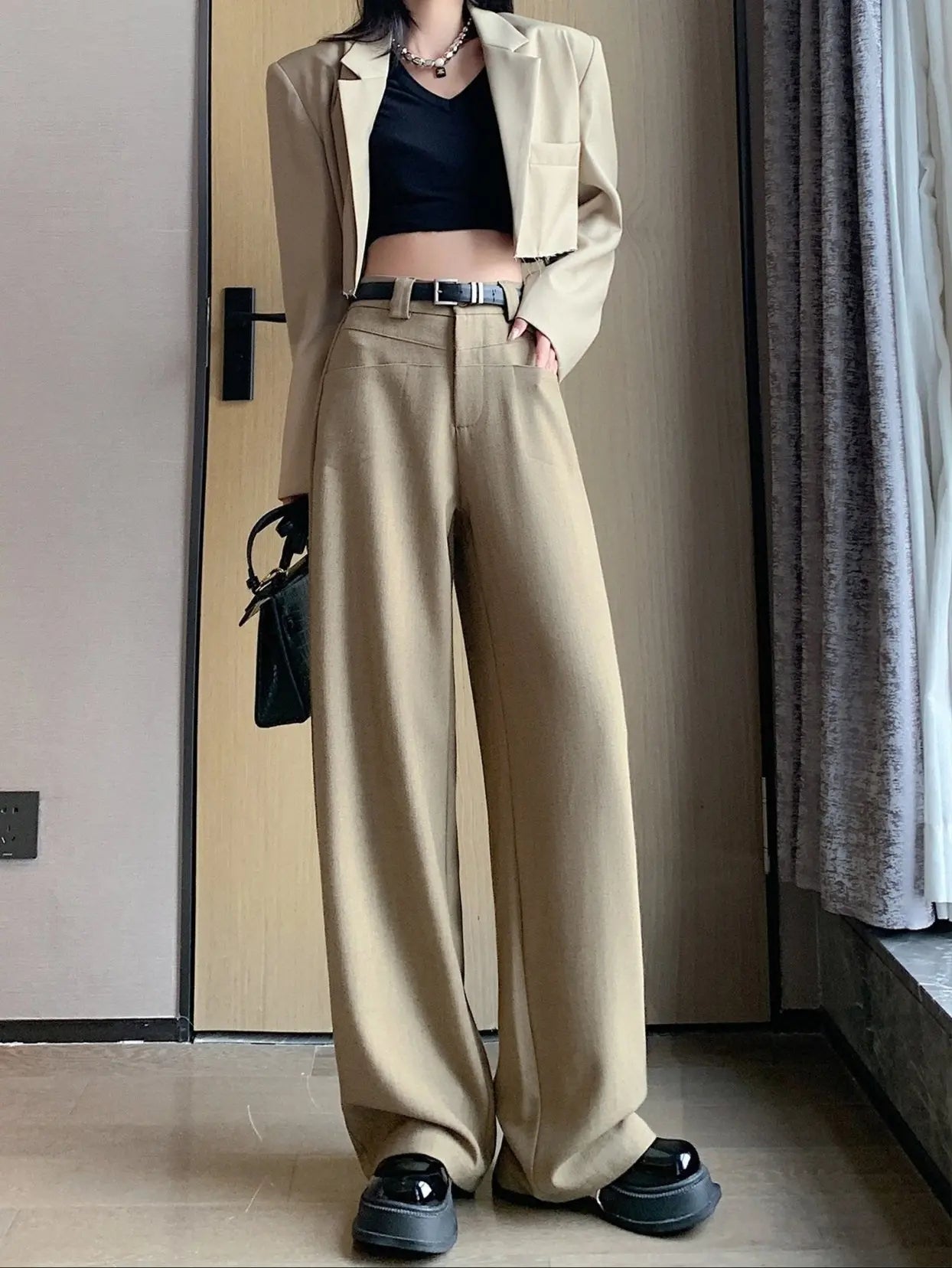 Pantalon droit ample beige chic pour un look tendance - SecretBombe