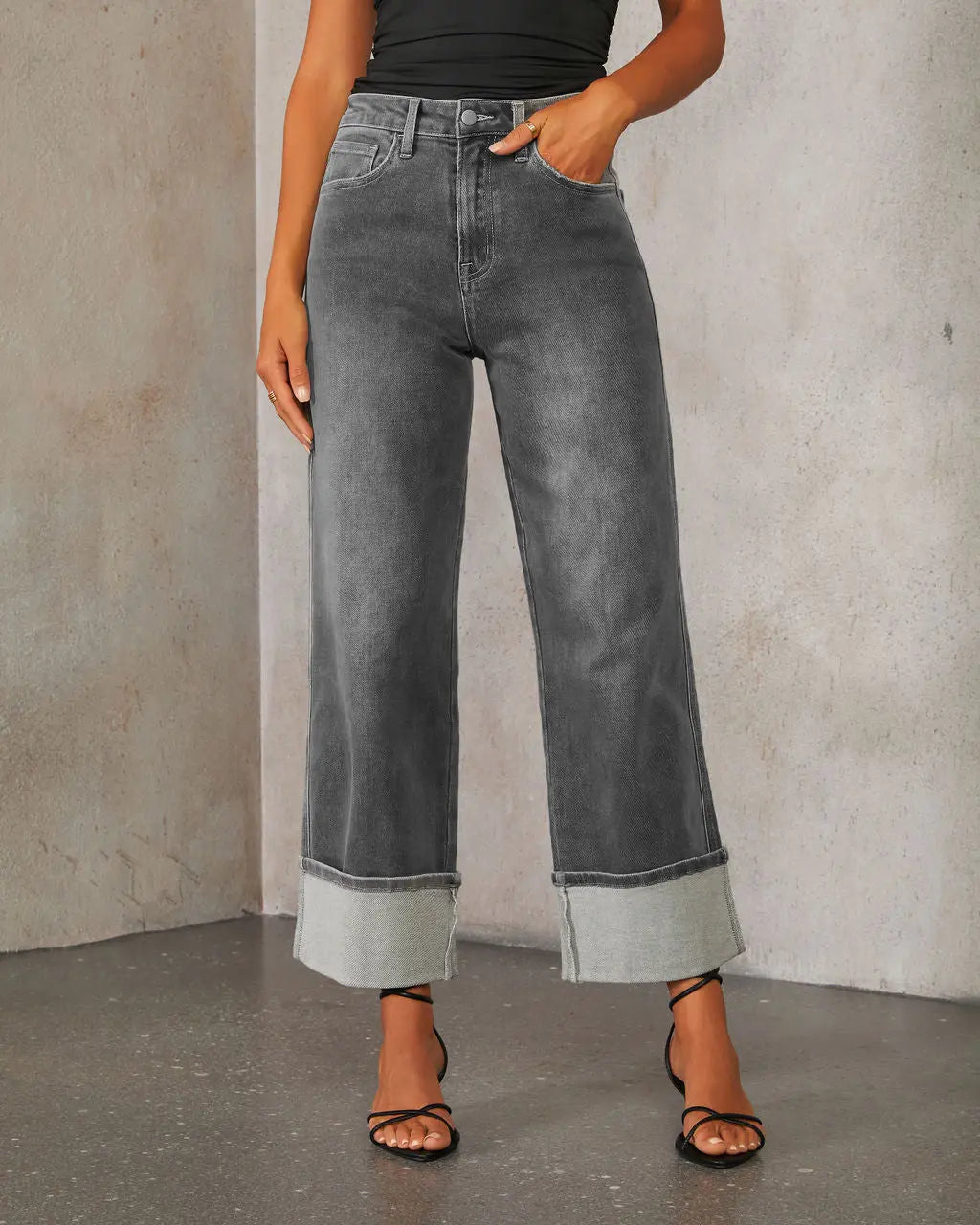 Pantalon jean femme style streetwear coupe droite, effet usé moderne et urbain