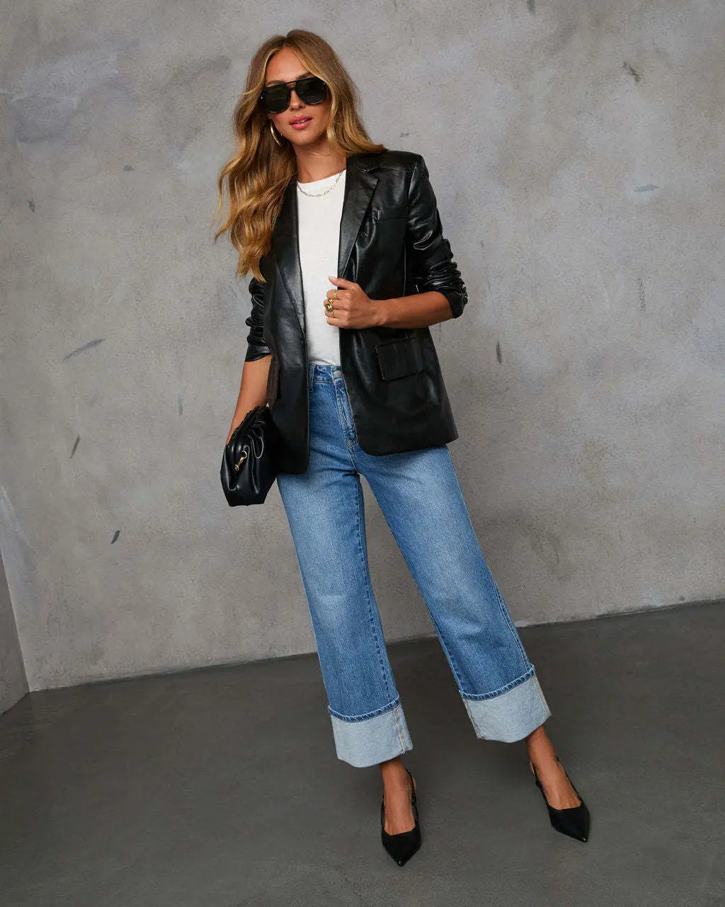 Pantalon jean femme style streetwear coupe droite, effet usé moderne et urbain