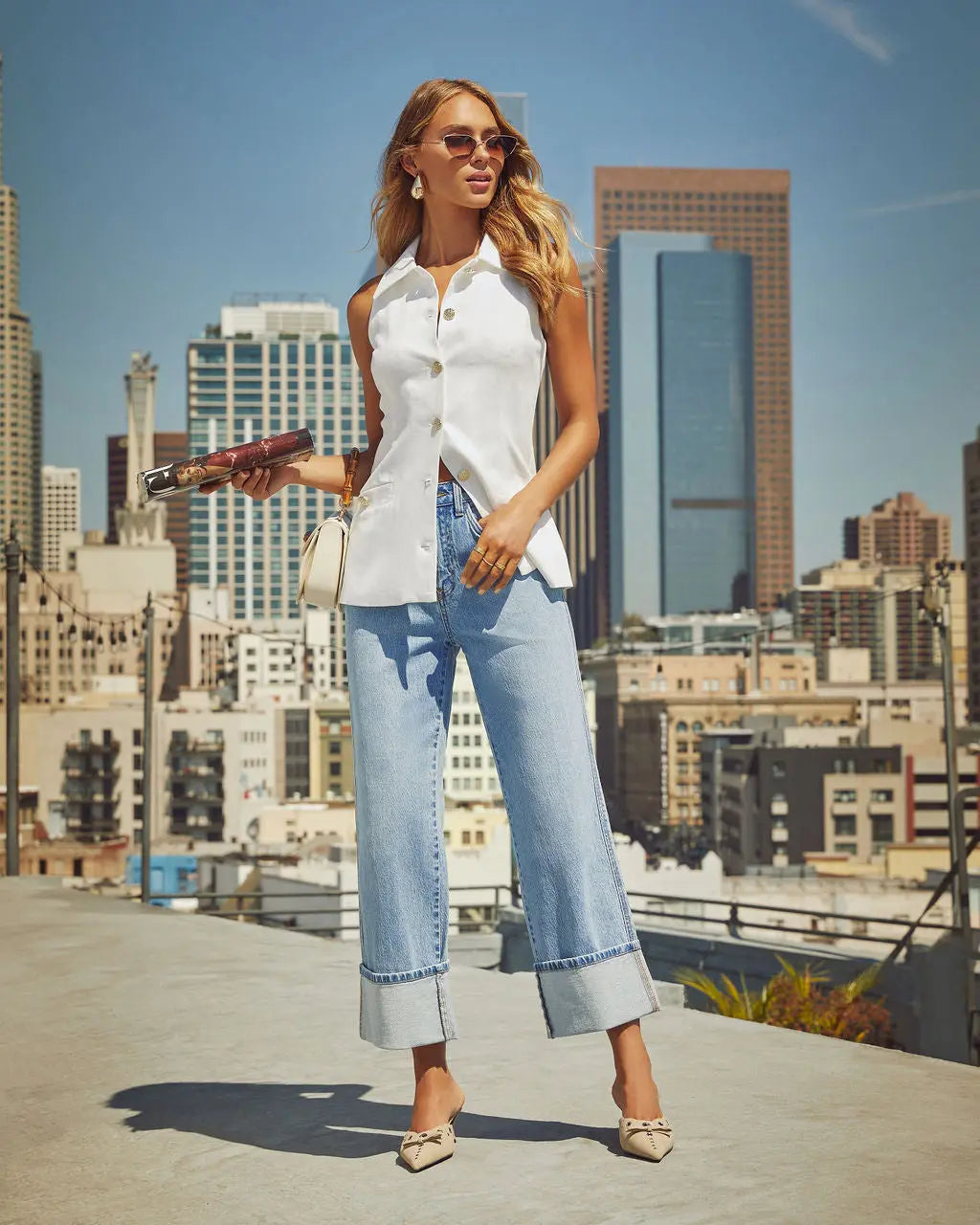 Pantalon jean femme style streetwear coupe droite, effet usé moderne et urbain