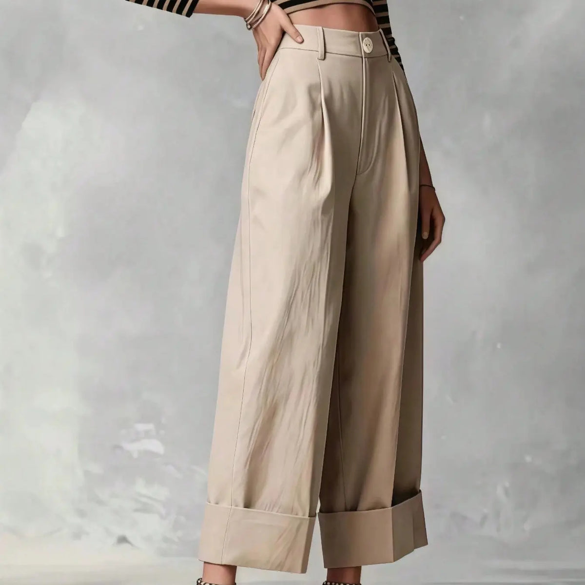 Pantalon femme beige avec larges revers aux chevilles SecretBombe