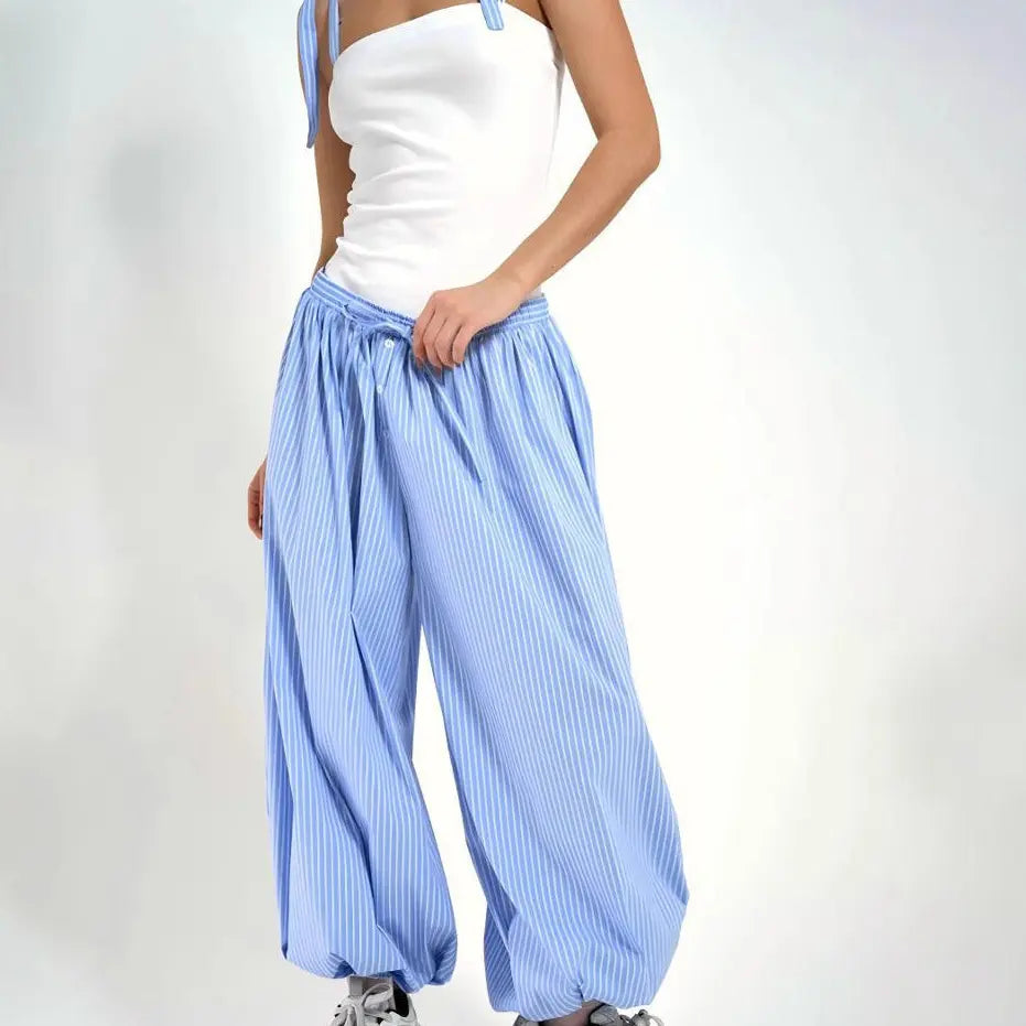 Look féminin avec top bustier blanc et pantalon ample bleu SecretBombe