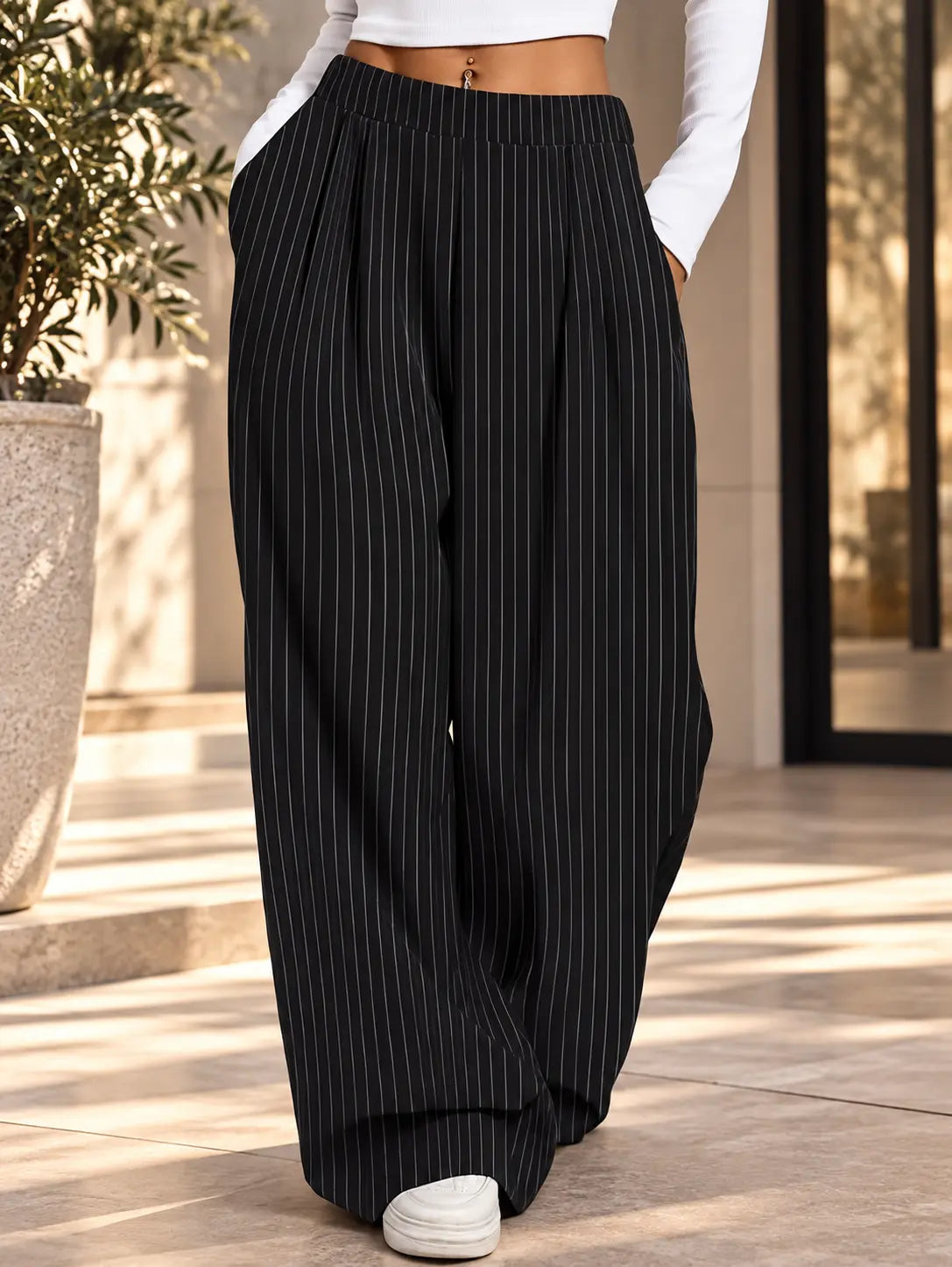 Pantalon large femme noir à fines rayures verticales SecretBombe