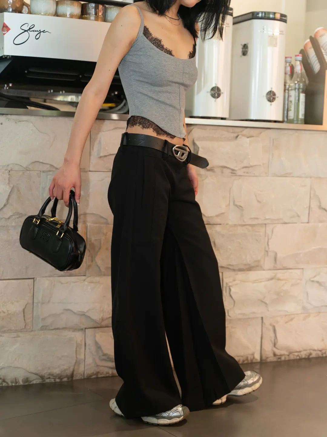 Vue de dos pantalon large noir SecretBombe, tombé droit parfait