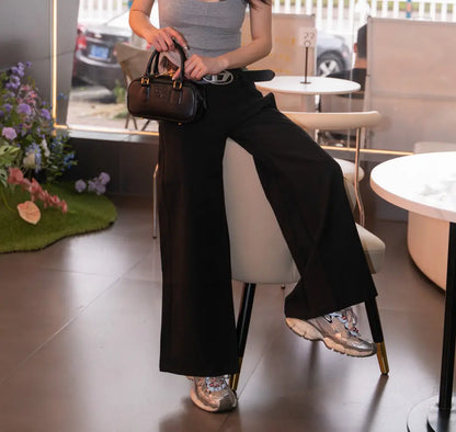 Style streetwear pantalon noir SecretBombe associé à crop top