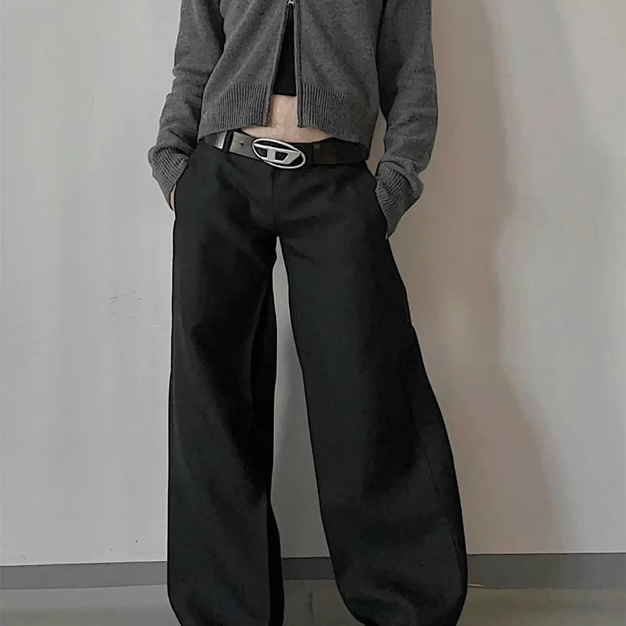 Vue de face pantalon large noir SecretBombe pour femmes