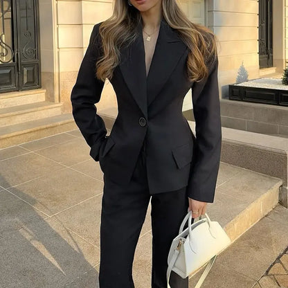 L’Ensemble Tailleur Noir Élégance – Blazer & Pantalon
