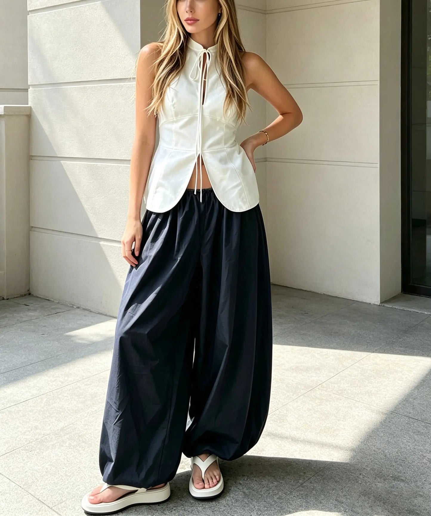 Pantalon palazzo porté avec un haut blanc SecretBombe
