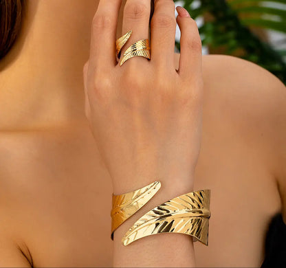 Bracelet et bague dorés pour femme, design raffiné inspiré de la noblesse.