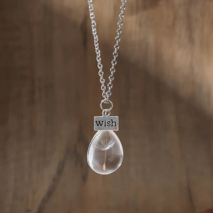 Bijou artisanal en résine transparente, chaque pièce unique avec design goutte et fleur.