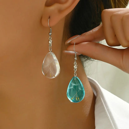 Parure collier et boucles d’oreilles en forme de goutte avec fleurs naturelles suspendues dans de la résine transparente