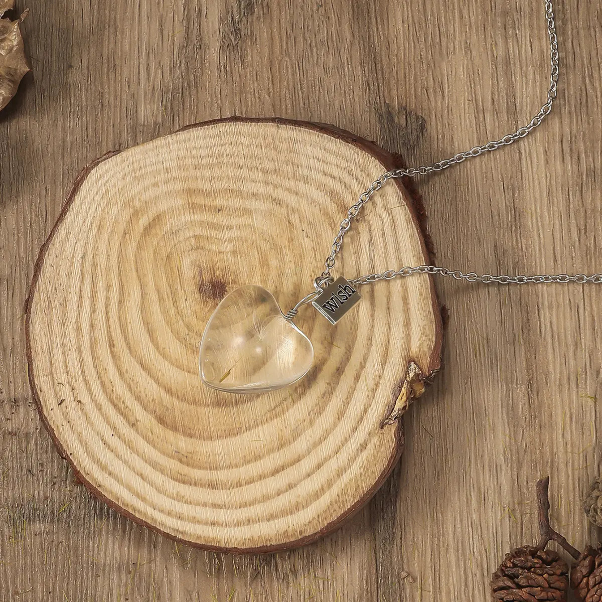 Collier goutte avec fleur encapsulée en résine, élégance bohème et style romantique.