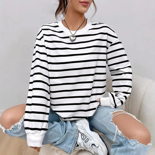 Pull femme blanc à rayures, confortable et élégant, style pullover, look décontracté