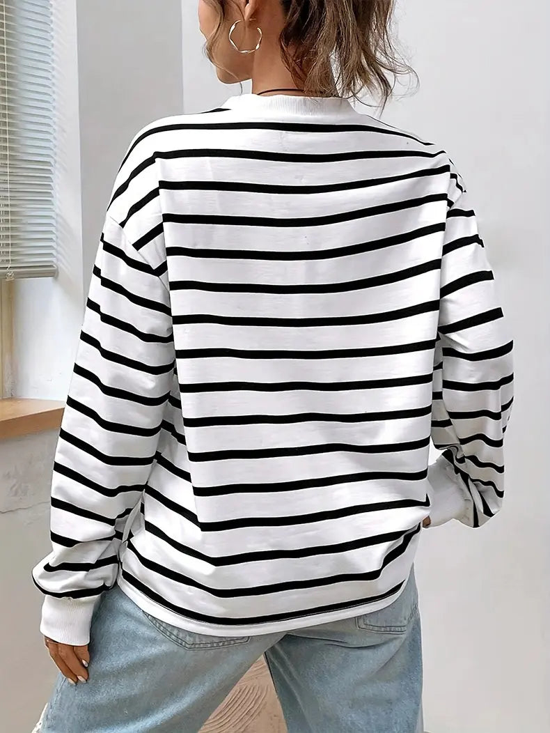 Pull femme blanc à rayures, style pullover élégant, coupe standard, léger et confortable, look chic et décontracté