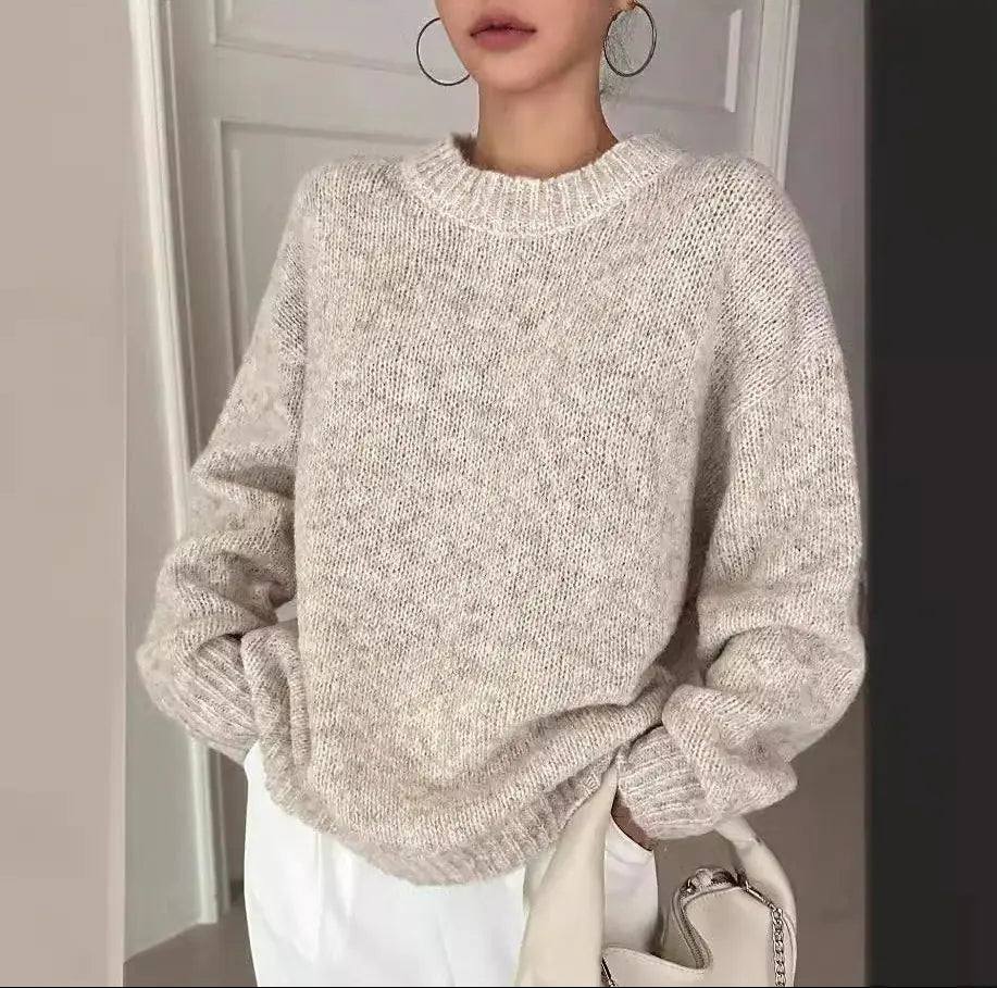 Gros plan sur le tissu en polyester doux et léger du pull, toucher agréable sur la peau.