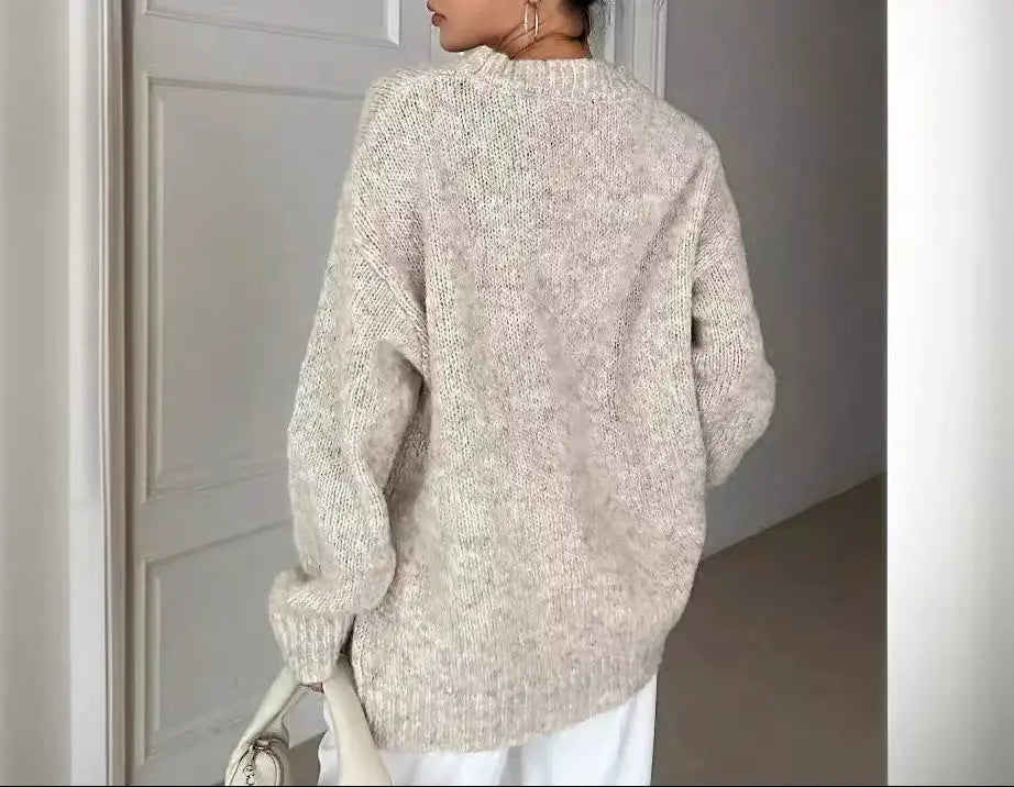 Pull féminin en polyester, silhouette fluide et confortable, parfait pour toutes les occasions.