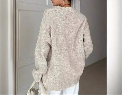 Pull féminin en polyester, silhouette fluide et confortable, parfait pour toutes les occasions.