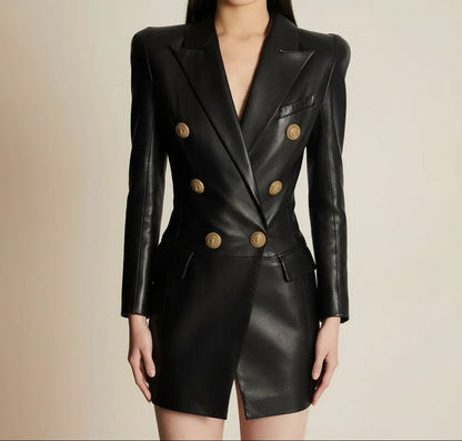 Robe-blazer noire en cuir végan , fond pastel élégant, tenue moderne – secretbombe