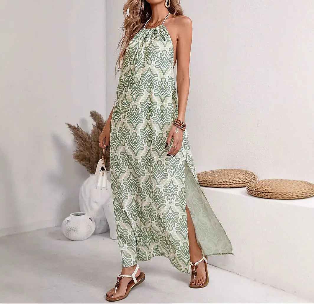: Robe bohème avec fente subtile sur le devant, parfaite pour journées et soirées estivales.