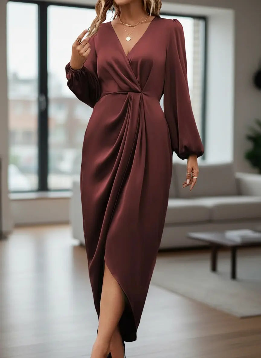 Détail du tissu satin bordeaux SecretBombe, texture douce et fluide