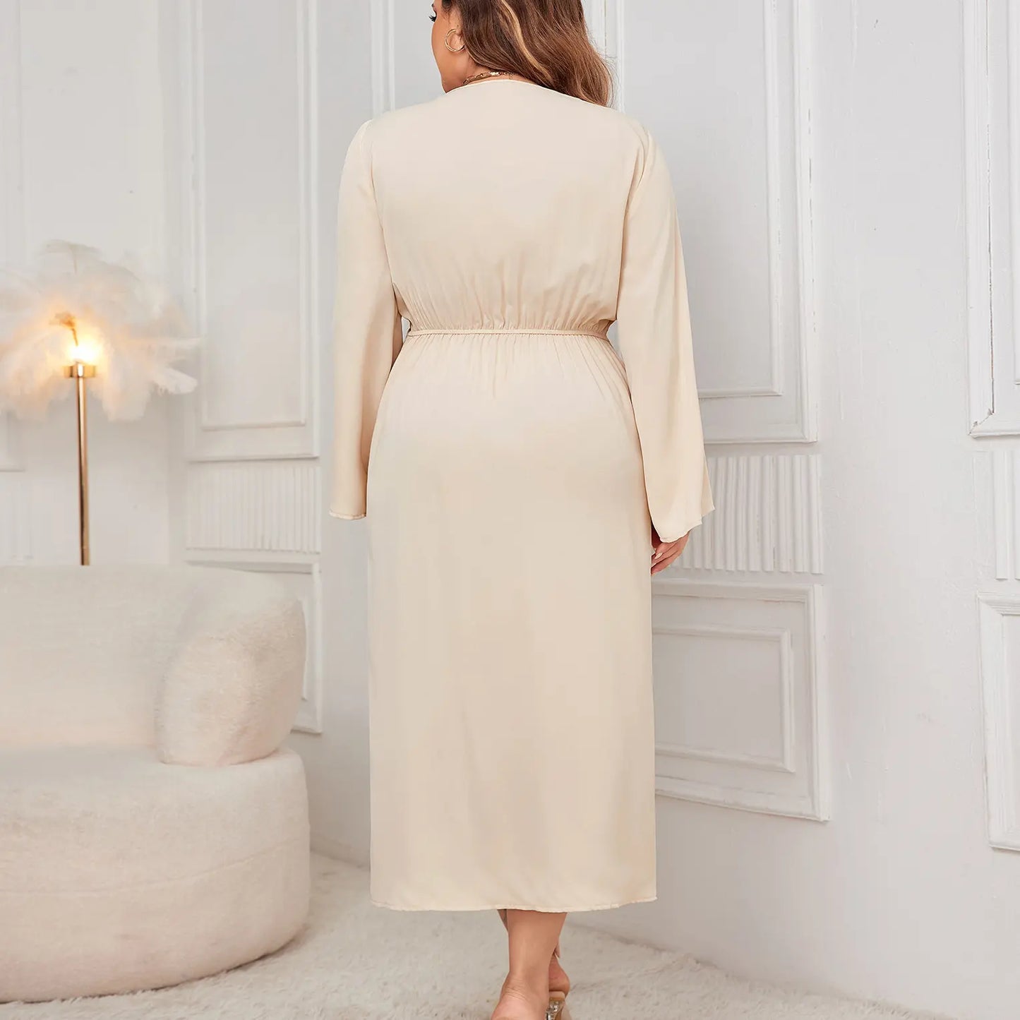 Robe longue fluide beige avec col cache-cœur et taille marquée.
