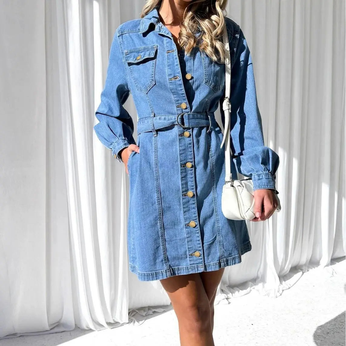 Robe en jean ajustée avec ceinture à boucle dorée et poches poitrine.