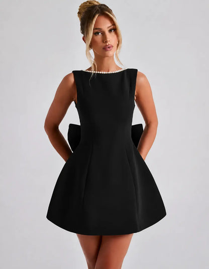 Robe courte blanche noeud dos elegante coupe evasee SecretBombe