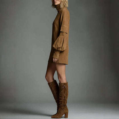 Robe courte femme effet suédine portée avec bottes style tendance – secretbombe