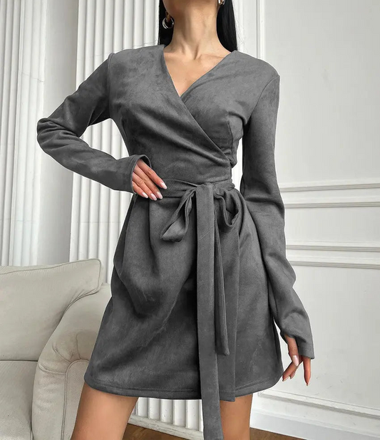 Robe en daim gris coupe trapèze avec décolleté cache-cœur vue de face.