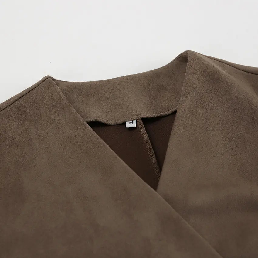 Gros plan sur l’effet daim doux de la robe grise.