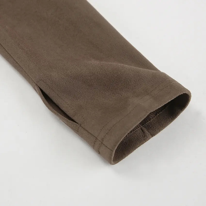 Robe en daim élégante portée avec accessoires pour un look chic de soirée.