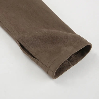 Robe en daim élégante portée avec accessoires pour un look chic de soirée.