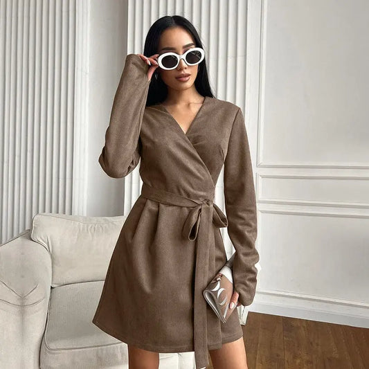 Robe en daim marron avec coupe trapèze et décolleté cache-cœur vue de face.