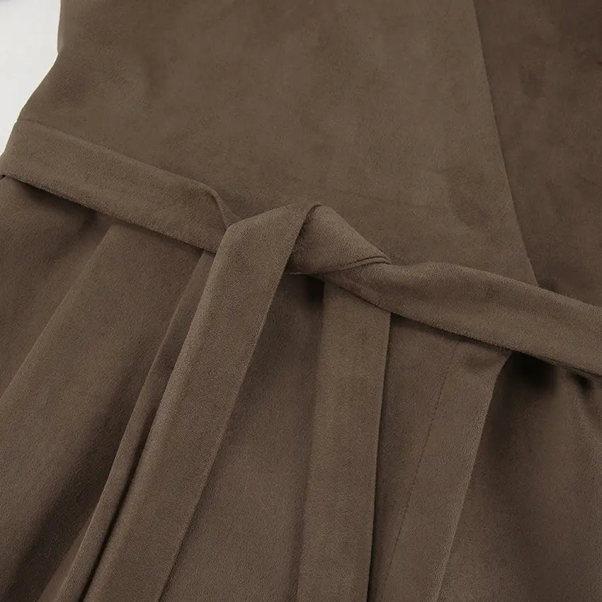 Détail de la ceinture à nouer sur la robe en daim marron.